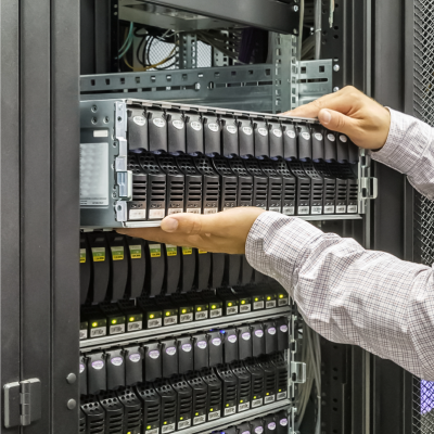 installs-JBOD-to-rack-in-datacenter installs-JBOD-to-rack-in-datacenter